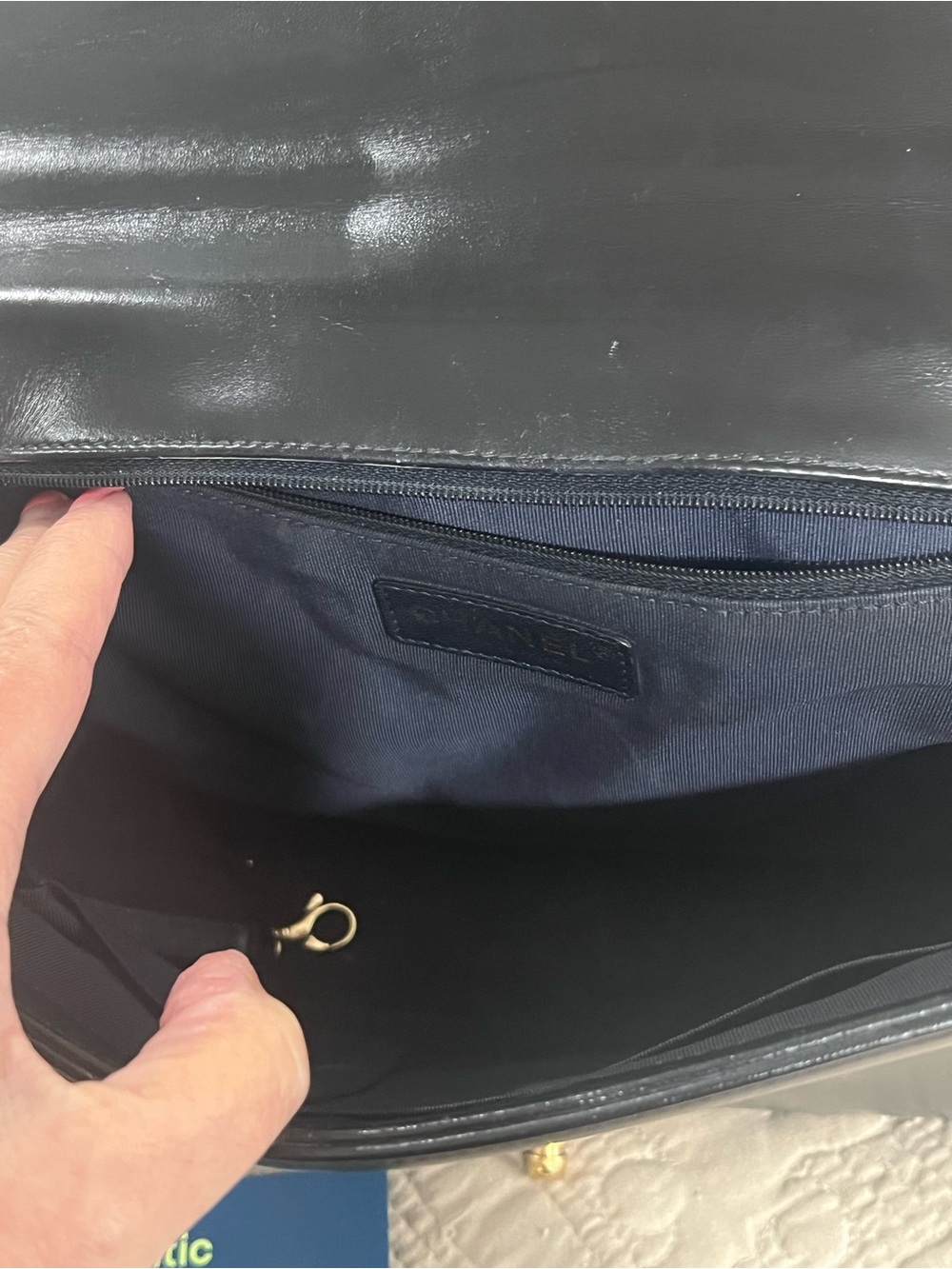 Chanel Large Boy shoulder bag - Picture 5 of 10